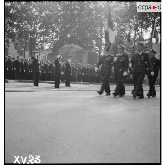 A Vichy, le drapeau de la 9e escadre aérienne et sa garde défilent devant les autorités à l'issue de la cérémonie commémorative de la disparition du capitaine pilote Georges Guynemer en 1917.