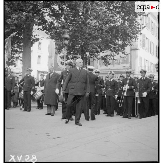 A Vichy, le maréchal Pétain et le général de brigade aérienne, secrétaire d'Etat à l'Aviation ont présidé une cérémonie commémorative de la disparition du capitaine pilote Georges Guynemer en 1917.