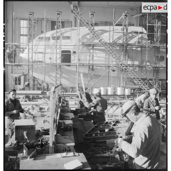 Montage d'un hydravion de transport SE-200 de la Société nationale de constructions aéronautiques du Sud-Est (SNCASE), dans un hangar, sur le site de la société à Marignane.