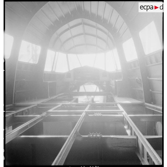 Structure d'un hydravion (peut-être un SE-200) sur la chaîne de montage de la Société nationale de constructions aéronautiques du Sud-Est (SNCASE), sur le site de la société à Marignane.