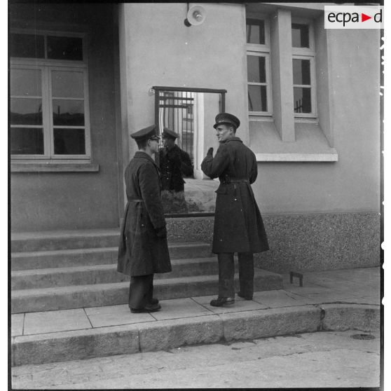 Aviateurs ajustant leur tenue.