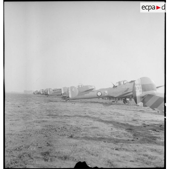 Escadrille d'avions d'observation Potez 63-11 au parking sur une base aérienne.