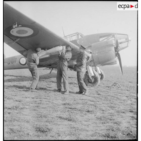 Mise en place de bombes sous la voilure d'un avion d'observation Potez 63-11 avant un départ en mission.