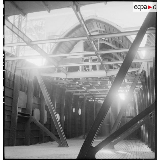 Structure d'un hydravion (peut-être un SE-200) sur la chaîne de montage de la Société nationale de constructions aéronautiques du Sud-Est (SNCASE), sur le site de la société à Marignane.