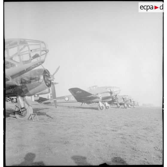 Escadrille d'avions d'observation Potez 63-11 au parking sur une base aérienne.