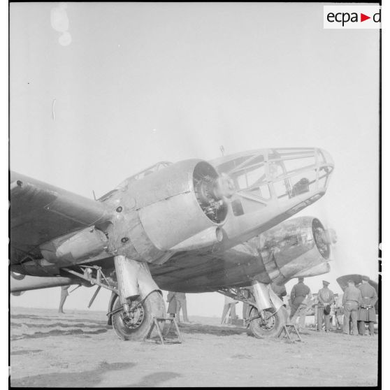 Mise en route des moteurs d'un avion d'observation Potez 63-11 pour un départ en mission.