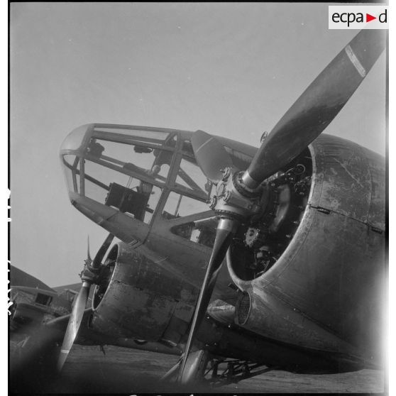 Gros plan sur le poste de l'observateur dans la pointe avant d'un avion d'observation Potez 63-11.