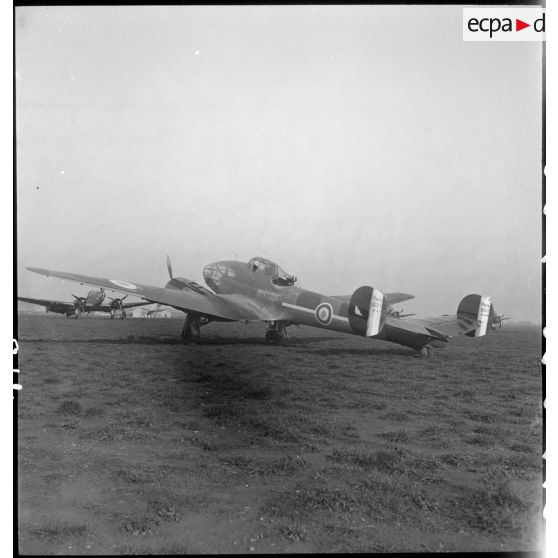 Escadrille d'avions d'observation Potez 63-11 au parking sur une base aérienne.
