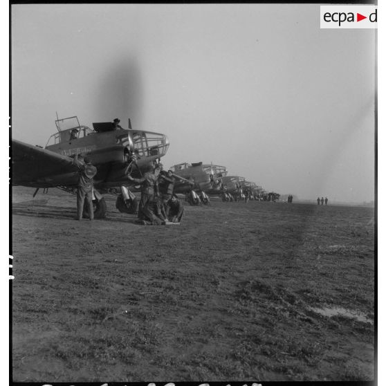 Départ en mission d'une escadrille d'avions d'observation Potez 63-11.