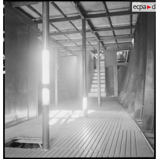 Structure d'un hydravion sur la chaîne de montage de la Société nationale de constructions aéronautiques du Sud-Est (SNCASE), sur le site de la société à Marignane.