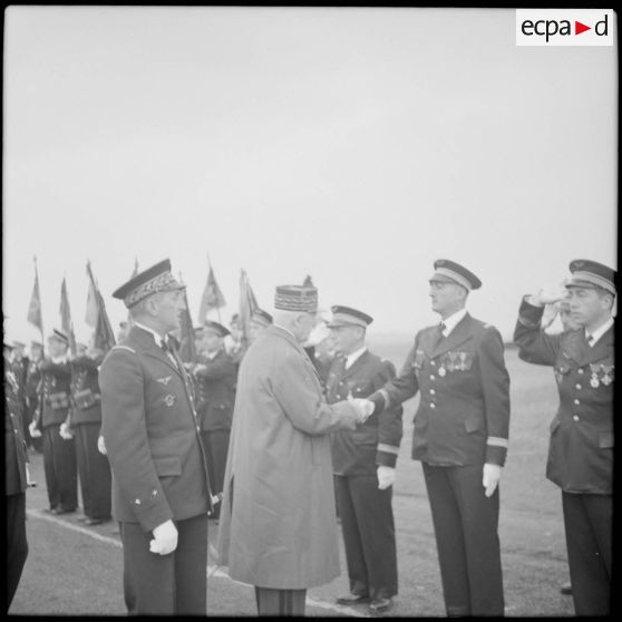 Cérémonie sur la base aérienne d'Aulnat en présence du maréchal Pétain.