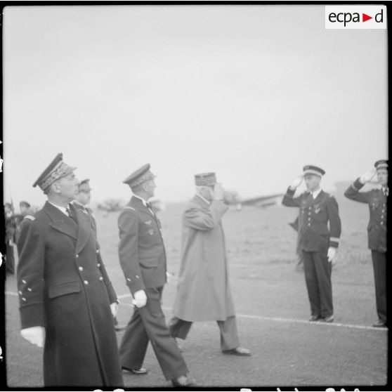 Lors d'une visite sur la base aérienne d'Aulnat du maréchal Philippe Pétain, chef de l'Etat, il passe en revue et salue les officiers rassemblés.