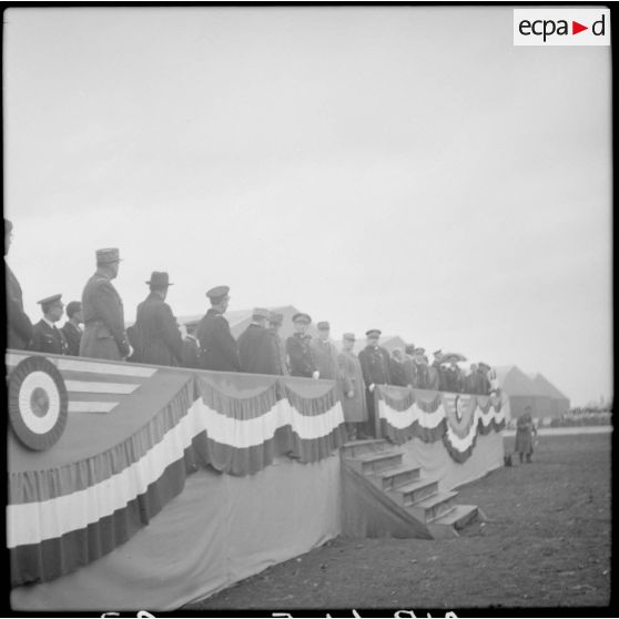 La tribune officielle lors de la cérémonie sur la base aérienne d'Aulnat en présence du maréchal Pétain.