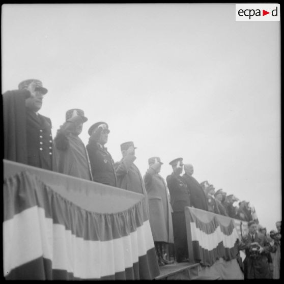 La tribune officielle lors de la cérémonie sur la base aérienne d'Aulnat en présence du maréchal Pétain.