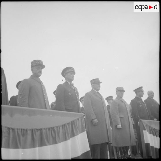 La tribune officielle lors de la cérémonie sur la base aérienne d'Aulnat en présence du maréchal Pétain.