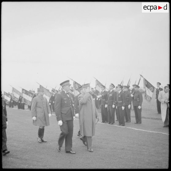 Lors d'une visite sur la base aérienne d'Aulnat du maréchal Philippe Pétain, chef de l'Etat, il passe en revue et salue des drapeaux d'unités de l'Air rassemblés pour une cérémonie.