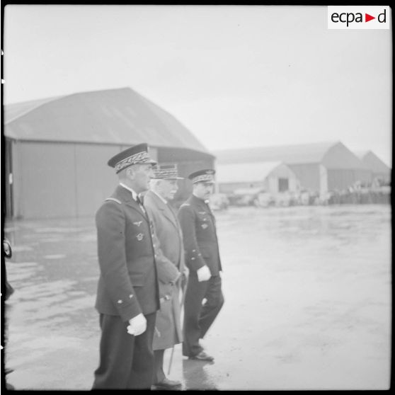 Visite du maréchal Philippe Pétain sur la base aérienne d'Aulnat.