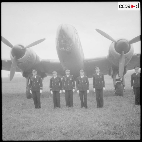 Photographie de groupe de l'équipage d'un bombardier Glenn Martin lors d'une visite du maréchal Pétain sur la base aérienne d'Aulnat.