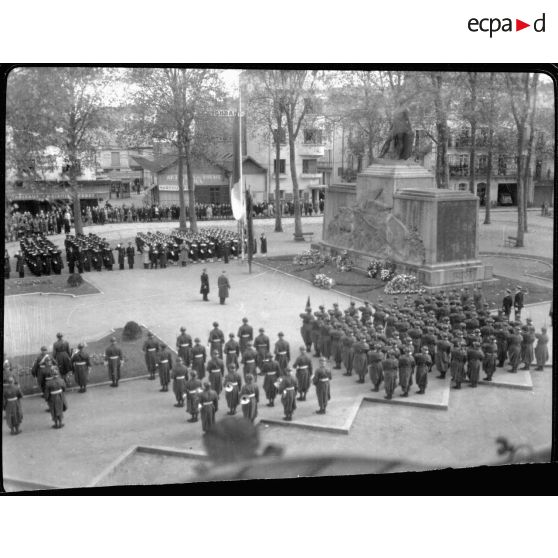 Dépôt d'une gerbe au pied du monument aux morts de la Grande Guerre à Vichy.