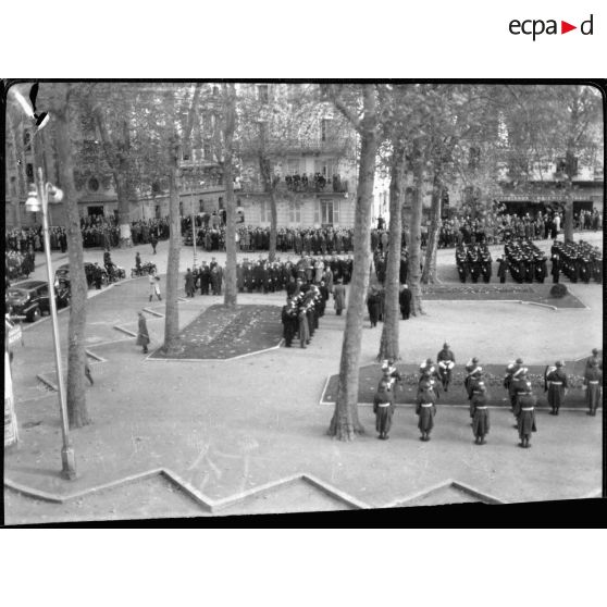 Le maréchal Pétain, chef de l'Etat, quitte la place du monument aux morts à Vichy sur laquelle vient de se dérouler la cérémonie du 11 Novembre.