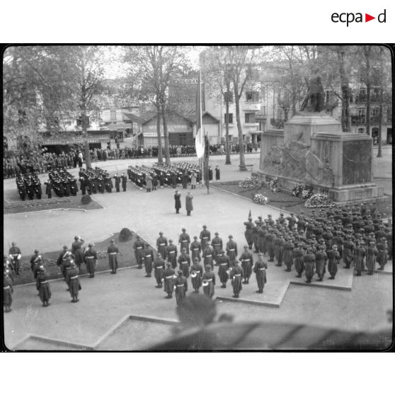 Dépôt d'une gerbe au pied du monument aux morts de la Grande Guerre à Vichy.