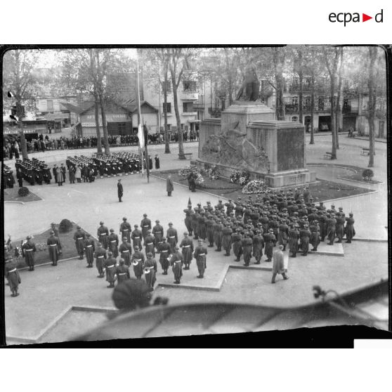 Dépôt d'une gerbe au pied du monument aux morts de la Grande Guerre à Vichy.