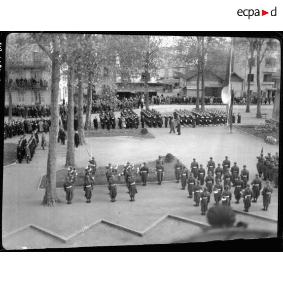 Revue des troupes par le maréchal Pétain lors de la cérémonie du 11 Novembre à Vichy.