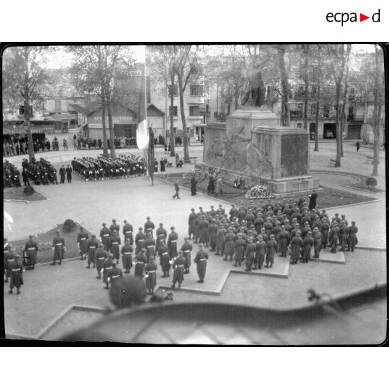 Dépôt de gerbe au pied du monument aux morts de la Grande Guerre à Vichy.