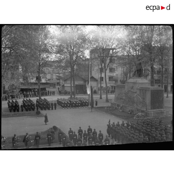Le dispositif en place pour la cérémonie du 11 Novembre sur la place du monument aux morts de la Grande Guerre à Vichy.