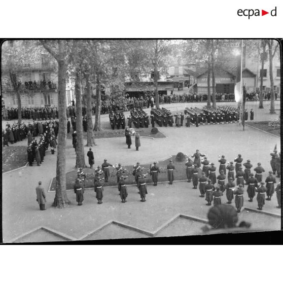 Salut au drapeau pendant la cérémonie du 11 Novembre sur la place du monument aux morts à Vichy.
