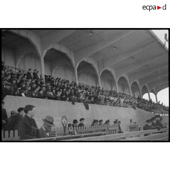 Spectateurs civils et militaires dans les tribunes du stade de Vichy lors d'une manifestation sportive rassemblant des unités de l'armée de l'Air.