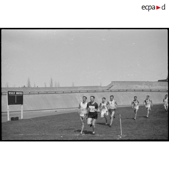 Epreuve d'athlétisme sur le stade de Vichy lors d'une manifestation sportive rassemblant des unités de l'armée de l'Air.