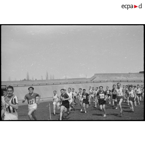 Epreuve d'athlétisme sur le stade de Vichy lors d'une manifestation sportive rassemblant des unités de l'armée de l'Air.