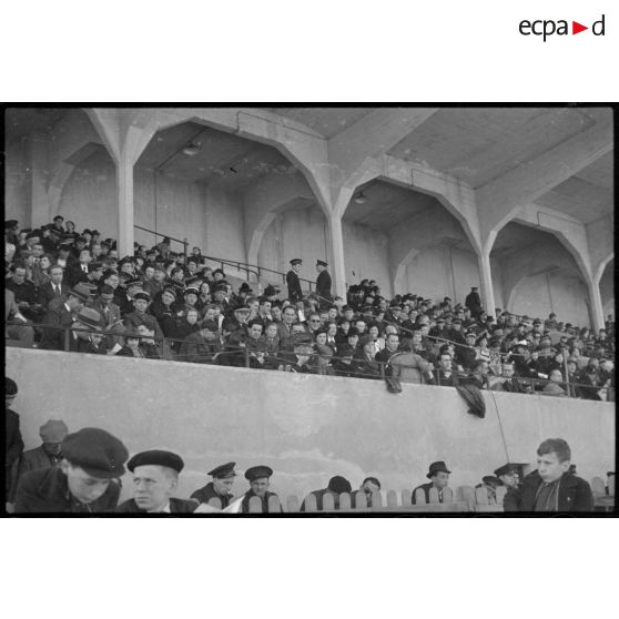 Spectateurs civils et militaires dans les tribunes du stade de Vichy lors d'une manifestation sportive rassemblant des unités de l'armée de l'Air.