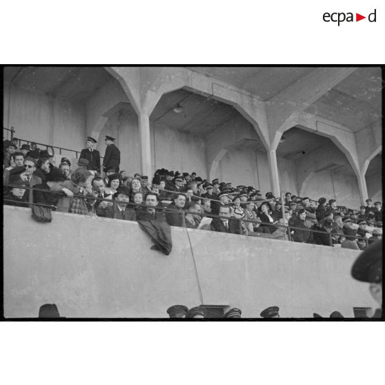 Spectateurs civils et militaires dans les tribunes du stade de Vichy lors d'une manifestation sportive rassemblant des unités de l'armée de l'Air.