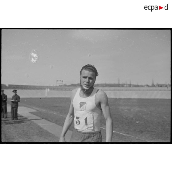 Portrait d'un athlète de l'armée de l'Air lors d'une manifestation sportive sur le stade de Vichy.