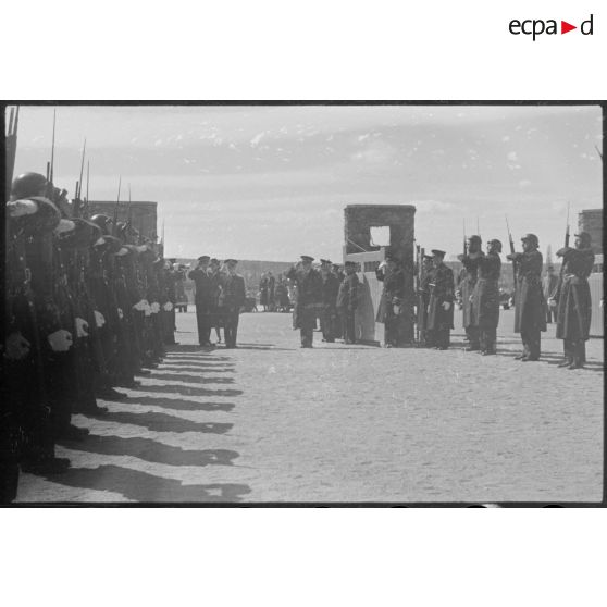 Les autorités militaires arrivent sur le stade de Vichy pour assister à une manifestation sportive rassemblant des unités de l'armée de l'Air.