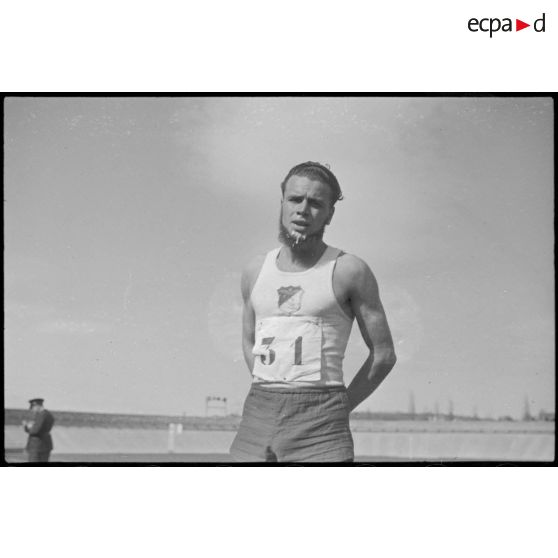 Portrait d'un athlète de l'armée de l'Air lors d'une manifestation sportive sur le stade de Vichy.