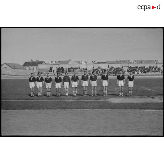 Présentation des équipes de football qui vont s'affronter sur le stade de Vichy lors d'une manifestation sportive de l'armée de l'Air.