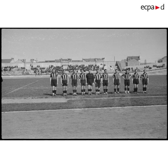 Présentation des équipes de football qui vont s'affronter sur le stade de Vichy lors d'une manifestation sportive de l'armée de l'Air.