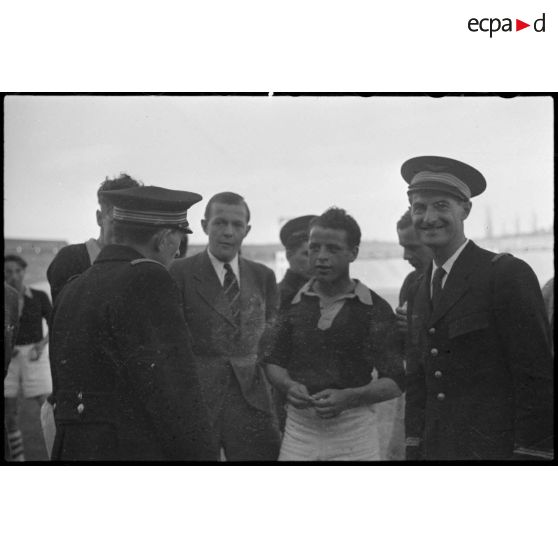 Un lieutenant-colonel de l'armée de l'Air s'entretient avec des joueurs de football lors d'une manifestation sportive sur le stade de Vichy.
