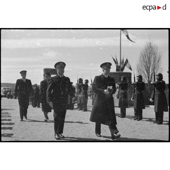 Les autorités militaires arrivent sur le stade de Vichy pour assister à une manifestation sportive rassemblant des unités de l'armée de l'Air.
