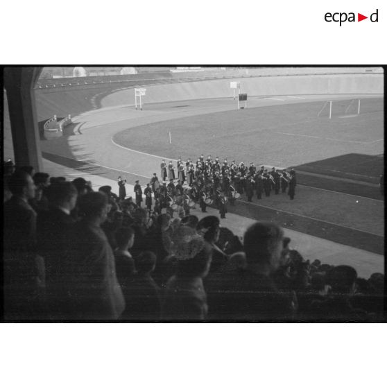 La musique de l'Air exécute la Marseillaise sur le stade de Vichy lors d'une manifestation sportive rassemblant des unités de l'armée de l'Air.