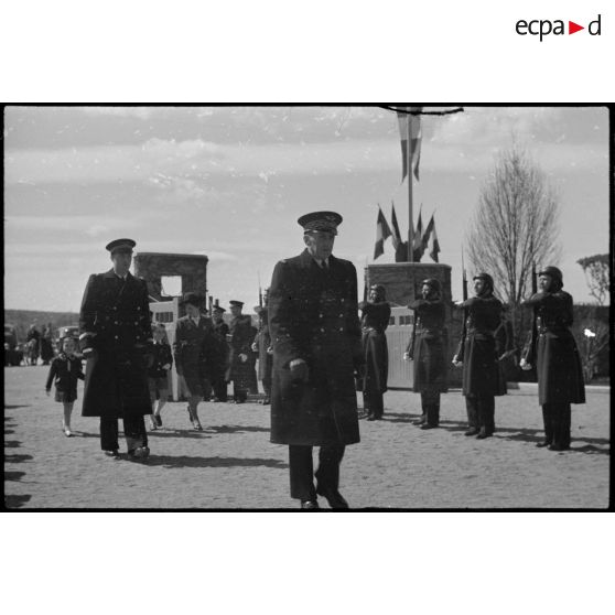 Les autorités militaires arrivent sur le stade de Vichy pour assister à une manifestation sportive rassemblant des unités de l'armée de l'Air.