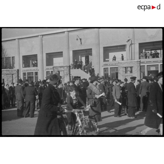 Départ des spectateurs du stade de Vichy à l'issue de la manifestation sportive de l'armée de l'Air.