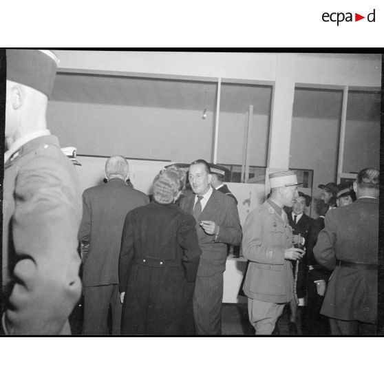 Conversations pendant l'inauguration de la maison de l'aviation à Casablanca.