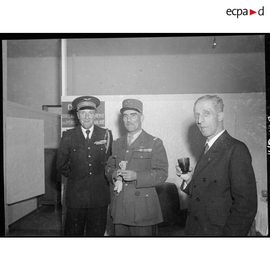 Le général Cornet commandant de la division de Casablanca avec en civil le général Mathis  et le commandant Duriaux lors de l'inauguration de la maison de l'aviation à Casablanca.