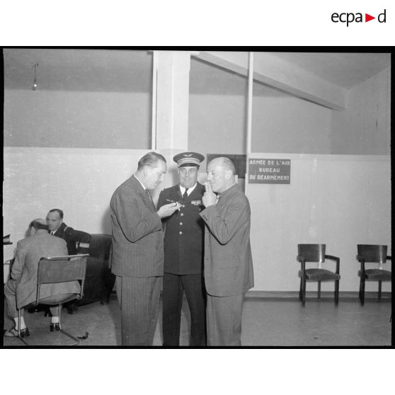 M. Mapier, le général Roques et le lieutenant-colonel Paul lors de l'inauguration de la maison de l'aviation à Casablanca.