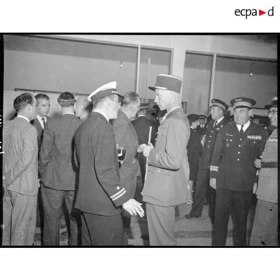 Le lieutenant Richardson de la compagnie Shole Patrol lors de la réception donnée à l'occasion de l'inauguration de la maison de l'aviation à Casblanca.