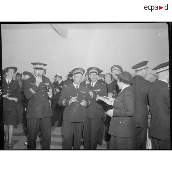 Les commandants Billot, Dubois, Ceccaldi, le lieutenant-colonel Millot et Mademoiselle Sauret lors de la réception donnée à l'occasion de l'inauguration de la maison de l'aviation à Casblanca.